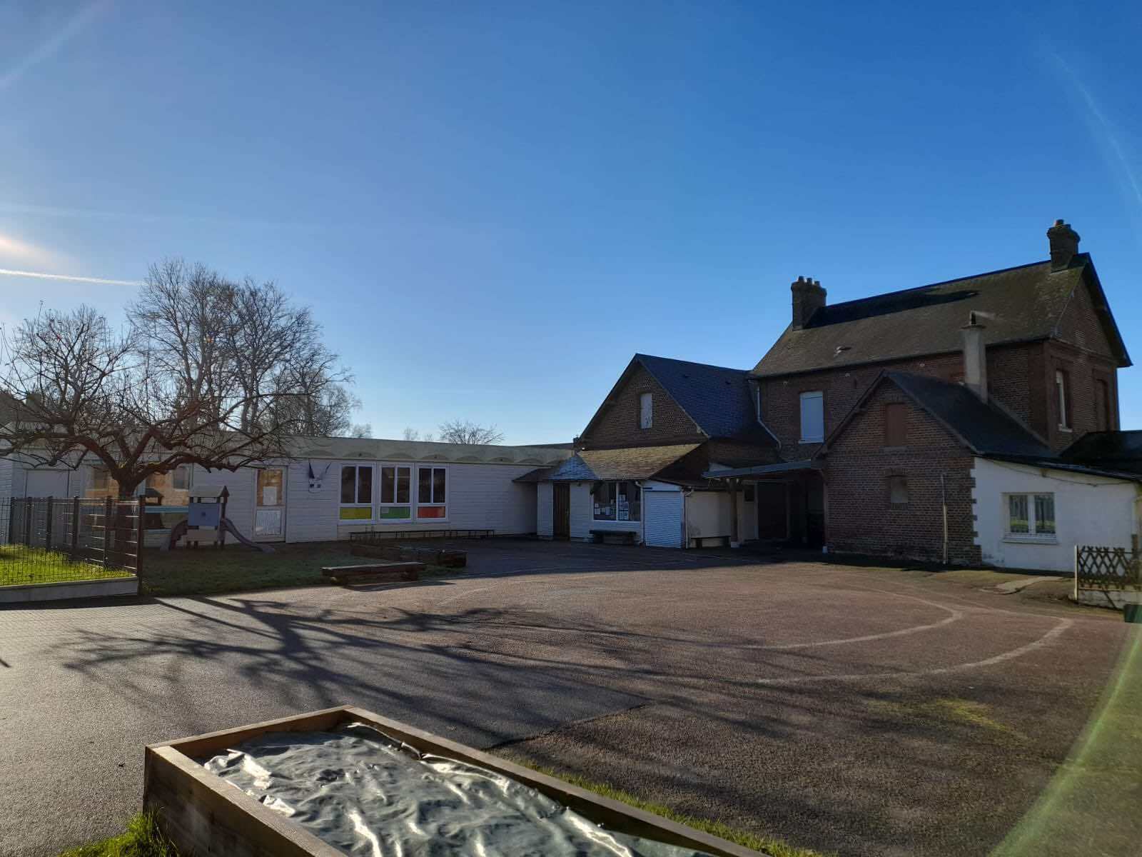 Ecole Classe de maternelle extérieur (2)